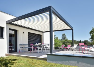 Pérgola bioclimática fixada na parede - Pisos de alumínio Escandinávia