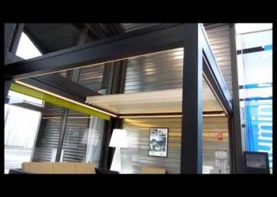 Pérgola bioclimática fixada na parede - Pisos de alumínio Escandinávia