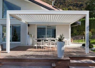 Pérgola bioclimática fixada na parede - Pisos de alumínio Escandinávia