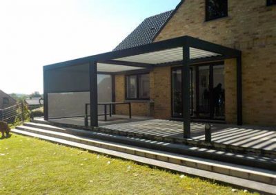Pérgola bioclimática fixada na parede - Pisos de alumínio Escandinávia