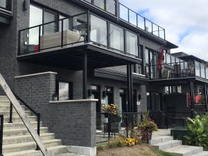 Schwebende Terrasse mit geschlossenem Boden