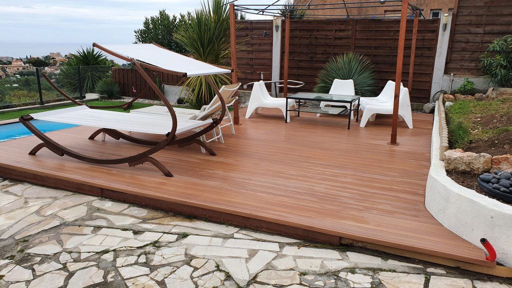 Teakfarvet terrasse