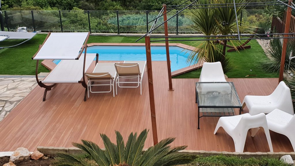 Teakfarvet terrasse