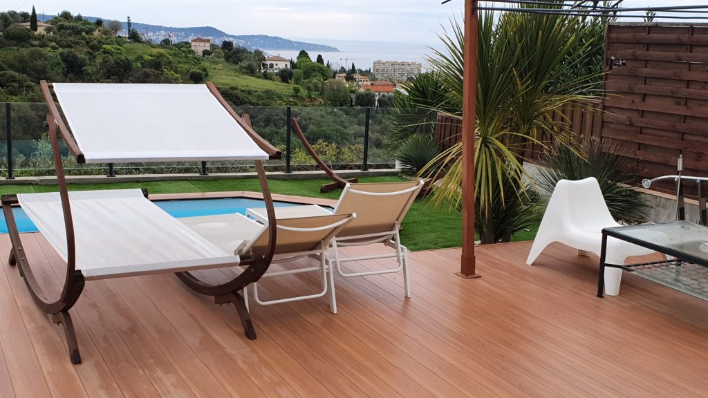 Teakfarvet terrasse