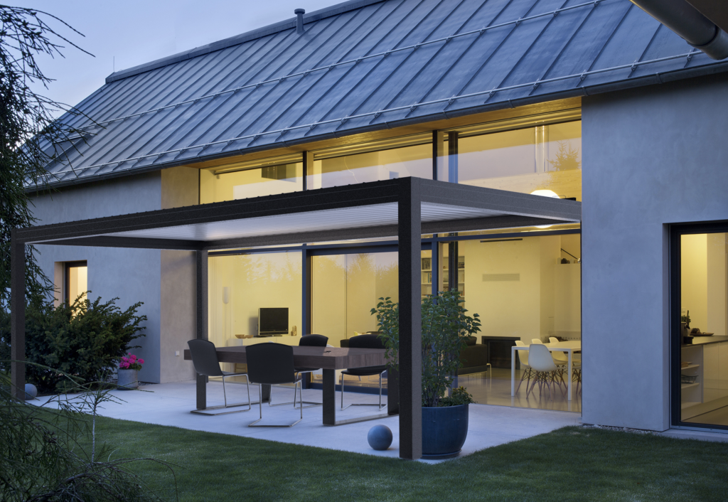 Pérgola autoportante bioclimática elétrica em alumínio