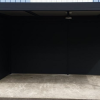 Frittstående carport med isolerte hvite takpaneler, inkludert et lagringsområde på 1,20 m x 3 m og en fast vegg