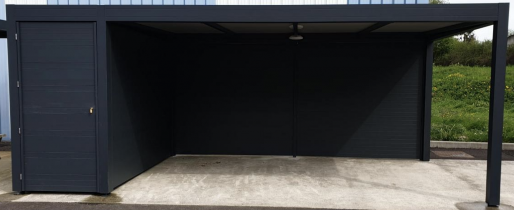 Frittstående carport med isolerte hvite takpaneler, inkludert et lagringsområde på 1,20 m x 3 m og en fast vegg