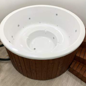 Luxuriöser Acryl-Whirlpool mit Dieselheizung