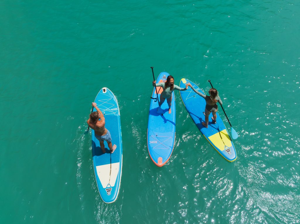 La Wattsup SAR 10'8 è una versatile tavola da paddle gonfiabile progettata per il cruising, il touring e le onde piccole. Le sue dimensioni sono 325 x 84 x 15 cm