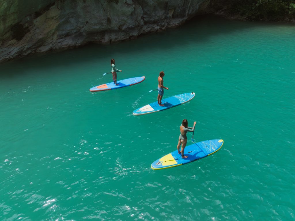 La Wattsup SAR 10'8 è una versatile tavola da paddle gonfiabile progettata per il cruising, il touring e le onde piccole. Le sue dimensioni sono 325 x 84 x 15 cm
