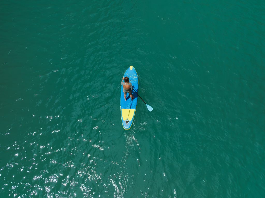 La Wattsup SAR 10'8 è una versatile tavola da paddle gonfiabile progettata per il cruising, il touring e le onde piccole. Le sue dimensioni sono 325 x 84 x 15 cm