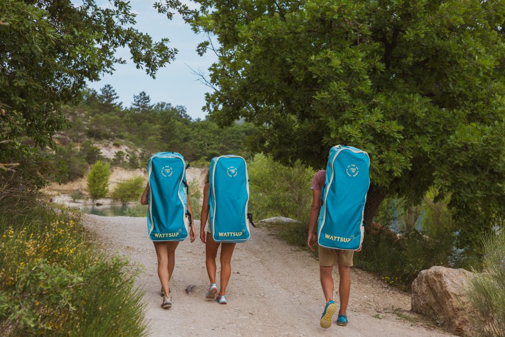 La Wattsup SAR 10'8 è una versatile tavola da paddle gonfiabile progettata per il cruising, il touring e le onde piccole. Le sue dimensioni sono 325 x 84 x 15 cm