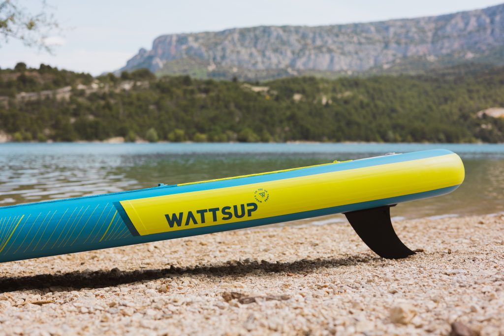La Wattsup SAR 10'8 è una versatile tavola da paddle gonfiabile progettata per il cruising, il touring e le onde piccole. Le sue dimensioni sono 325 x 84 x 15 cm