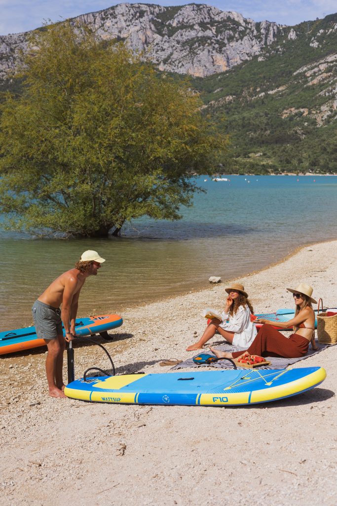 paddle gonflable polyvalent conçu pour offrir stabilité, confort et maniabilité à tous les riders