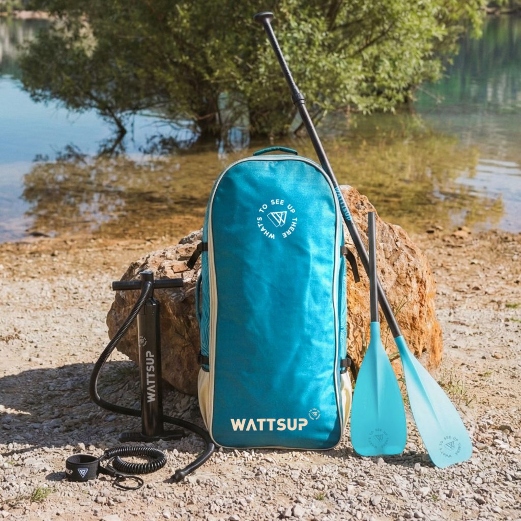 De Wattsup Espadon 11'8 is een opblaasbaar paddleboard voor toertochten en fitness, met afmetingen van 355 x 84 x 15 cm